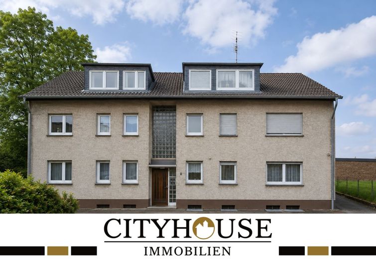 CITYHOUSE: Solide vermietetes Mehrfamilienhaus mit XXL Grundstück Balkonen, Garagen, Stellplätzen, – Vorderaufnahme