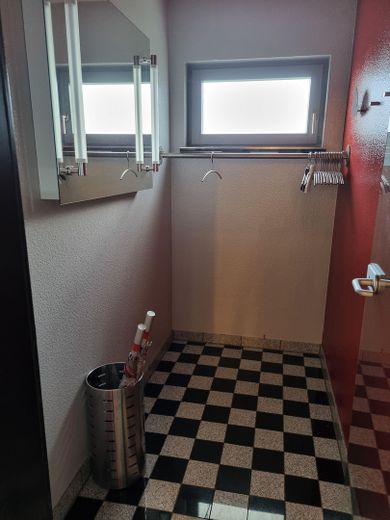 Representative office & practice building in Altdorf – perfect connections & accessible ground floor – Garderobe
