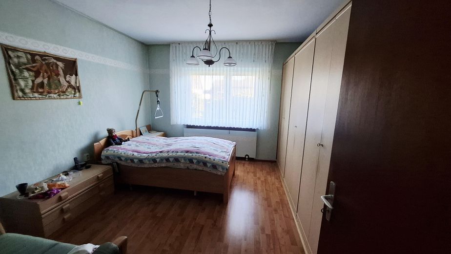 Gepflegtes Haus mit Traumgarten sucht neue Bewohner – Schlafzimmer EG