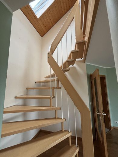 große und gepflegte Maisonettewohnung – Treppe zum 2. Stock der Whg.