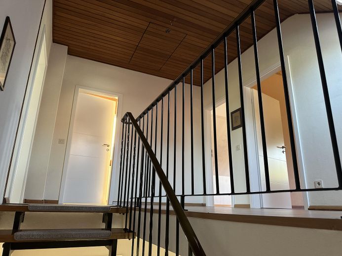 Provisionsfrei: Freistehendes Einfamilienhaus mit 154 m² Wohnfläche und Wintergarten in Reinbek – Treppe ins OG