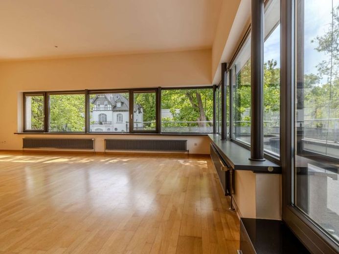 Ultimo piano efficiente dal punto di vista energetico, in stile loft, con splendida terrazza sul tetto e posto auto nel garage sotterraneo incluso! – Foto 1