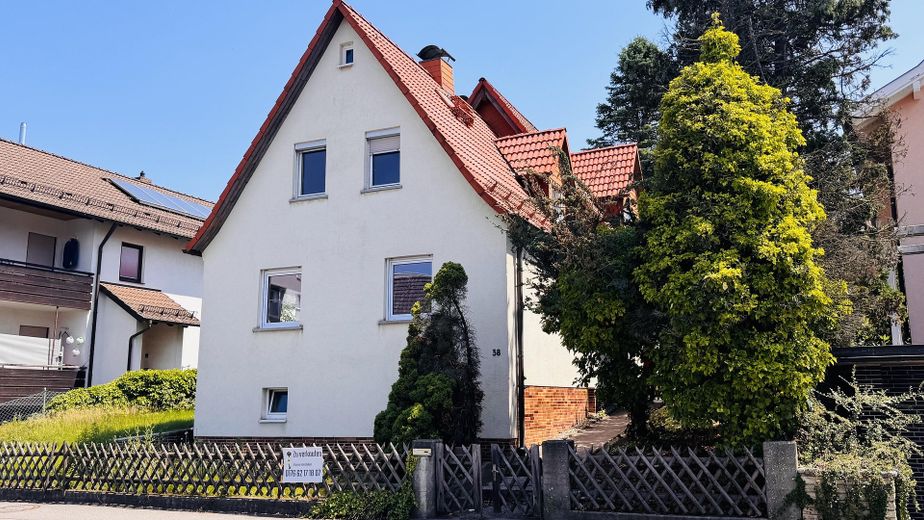 SENZA PROVVIGIONE: casa bifamiliare ristrutturata in posizione a misura di famiglia a Coburg-Scheuerfeld. – Außenansicht des Hauses