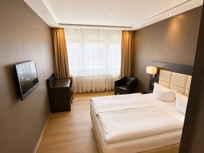 Hotel-Atmosphäre: vollausgestattetes möbliertes ehemaliges Hotelzimmer in Karlsruhe zu vermieten. – Foto 1