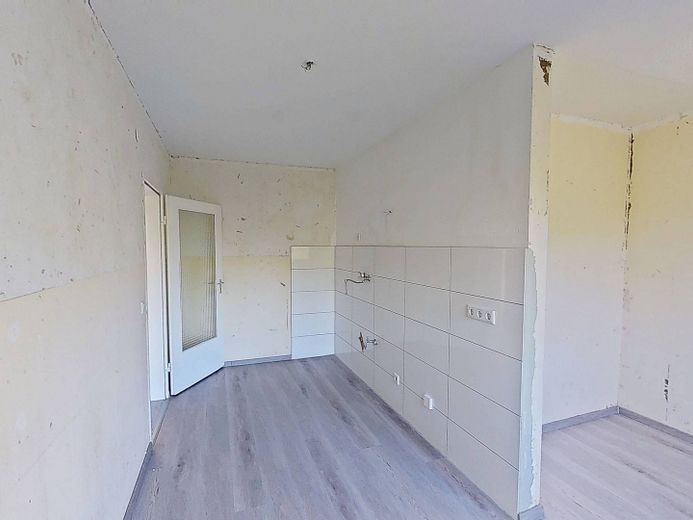 KENDİNİZ YENİLEYİN VE TASARRUF EDİN: BALKONLU ve bol ışık alan büyük 4 odalı daire – Ansicht III: Küche