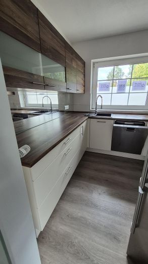 Casa a schiera di testa ben tenuta con giardino recintato e posto auto coperto – Küche