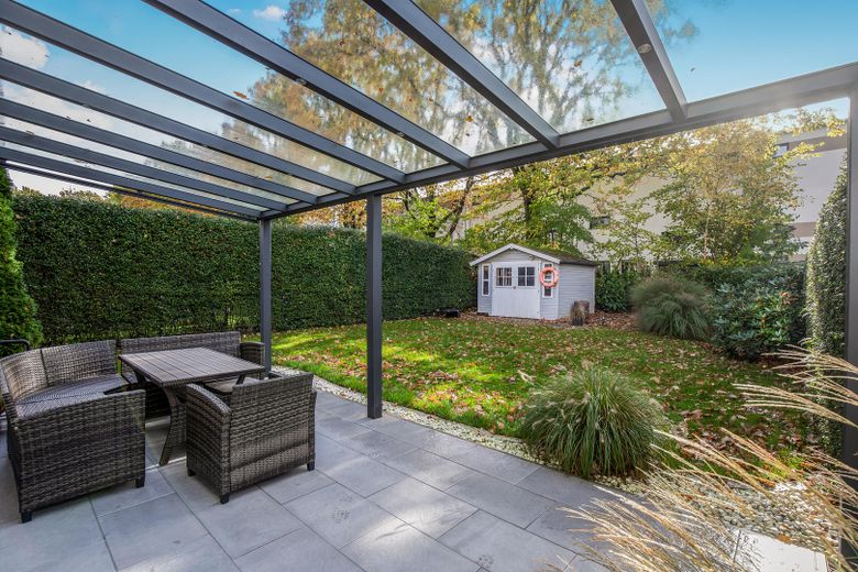 Gepflegte Doppelhaushälfte mit Südgarten, überdachter Terrasse & Doppel-Carport – provisionsfrei – Garten mit Gartenhäuschen