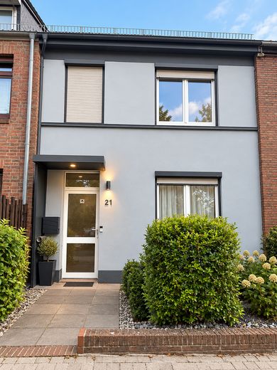 Modernized 5-room mid-terrace house in Bremen-Hastedt with garden, terrace & 2 bathrooms – Photo 3
