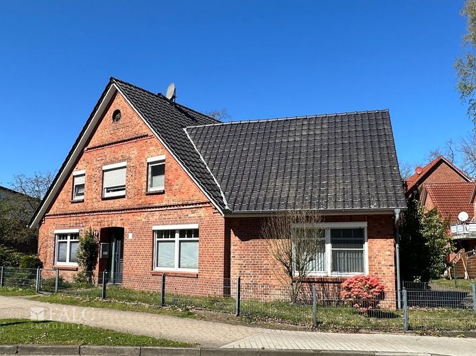 Einfamilienhaus mit Einliegerwohnung und Baugrundstück in zentraler Lage von Himmelpforten – Eingangsbereich