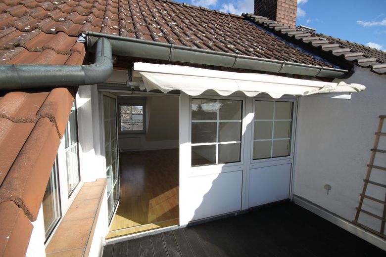 Lichtdurchflutete Komfort-Dachgeschoßwohnung für Zwei in schöner Wohnlage direkt in Neu-Isenburg – Dachterrasse 