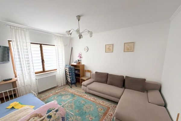 Freistehendes Zweifamilienhaus mit großem Grundstück und Garage