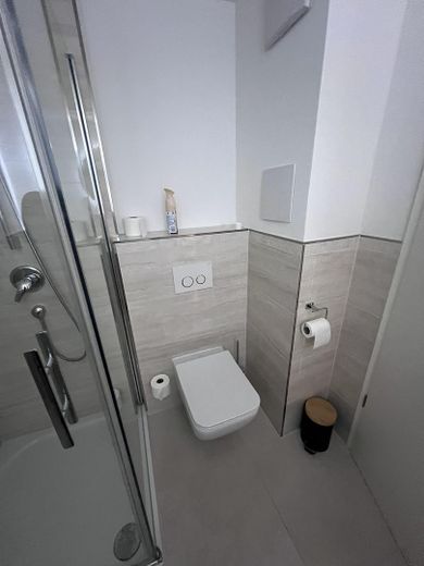 Möblierte, helle und lichtdurchflutete 2-Zimmer-Wohnung in begehrter Altstadtlage – Bad