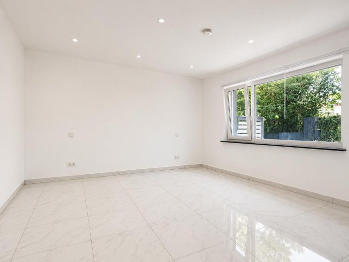 Modernize edilmiş yaşam, yüksek standartta – özel sauna, bol ışık ve hissedilir yaşam lüksü – Zimmer 2 EG