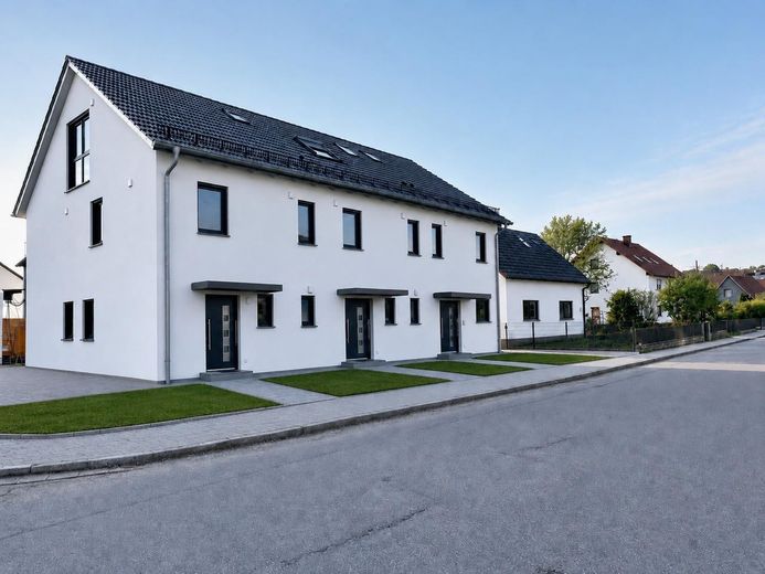Aktionspreis! 99 % bezugsbereit – Mittelhaus in Teugn  - 100.000 € KfW-Förderung – Vorderansicht