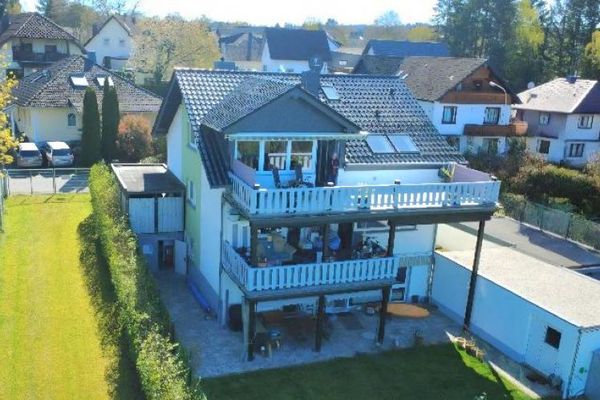 Modernize edilmiş zemin kat daire, 4 oda + uzak manzaralı büyük teras, misafir WC’si, carport park yeri