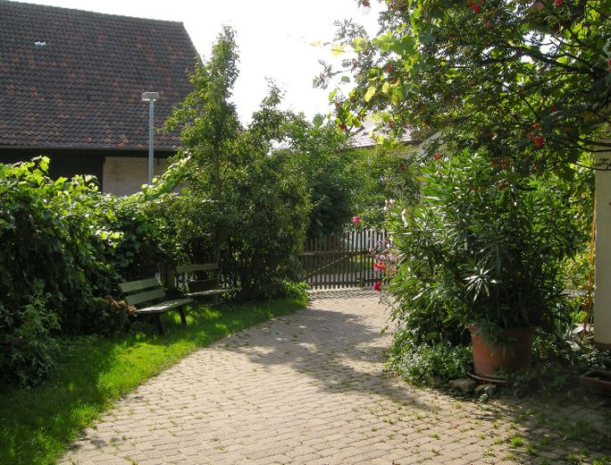 Hof und Stellplätze