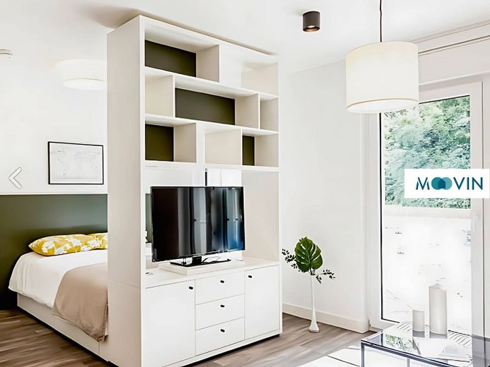 URBAN BASE: Vollmöbliertes 1-Zimmer-Apartment mit EBK, BALKON, ALL-IN-MIETE, UVM. im Wiesbadener Stadtzentrum – Schlafbereich (Beispiel-Dekor…