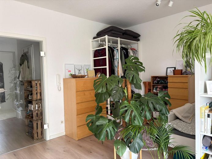 Helle 1-Zimmer-Wohnung mit großem Balkon, Einbauküche & Stellplatz in zentraler Lage – Schlafbereich_02