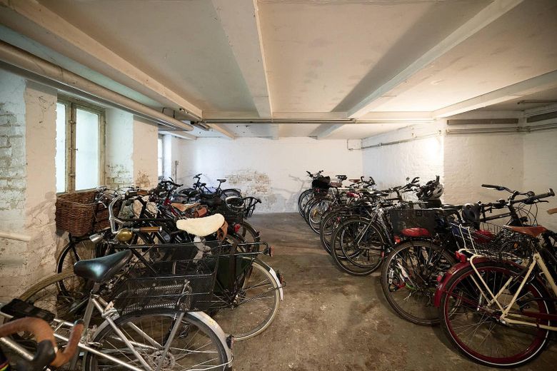 Friedenau: Vivienda antigua de 3 habitaciones para primera ocupación con balcón, ducha y bañera exenta, sin comisión – Fahrradkeller