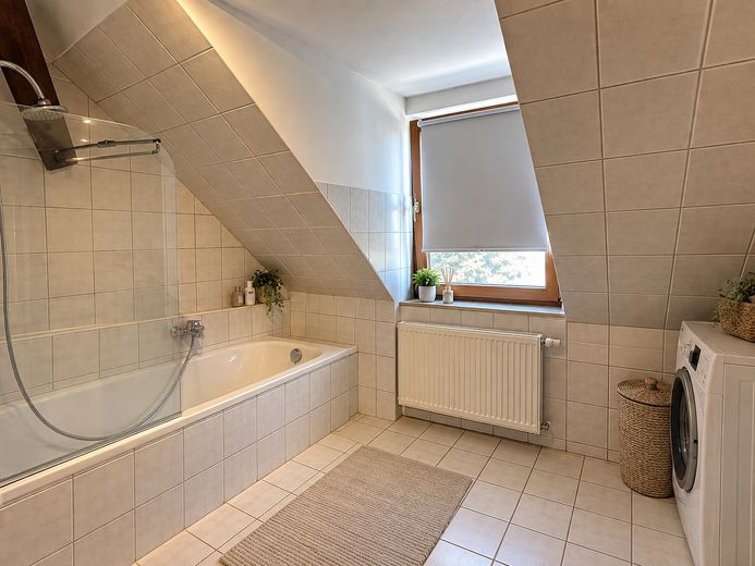 Bright 2.5-room apartment with balcony - In the heart of Cossebaude – Großes Badezimmer