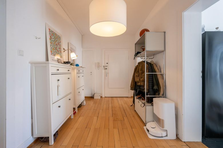 Zonder makelaarscourtage! 3-kamerappartement in een oud gebouw (ca. 102 m²) incl. balkon en garage in de Südweststadt – Diele