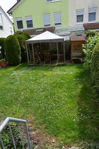 Garten mit Pavillon