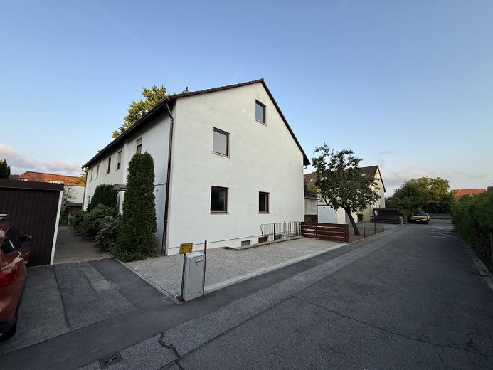 Platz für die ganze Familie: 5-Zimmer-Reiheneckhaus in zentraler Lage von Schwabach – Nordwestansicht mit Sackgasse
