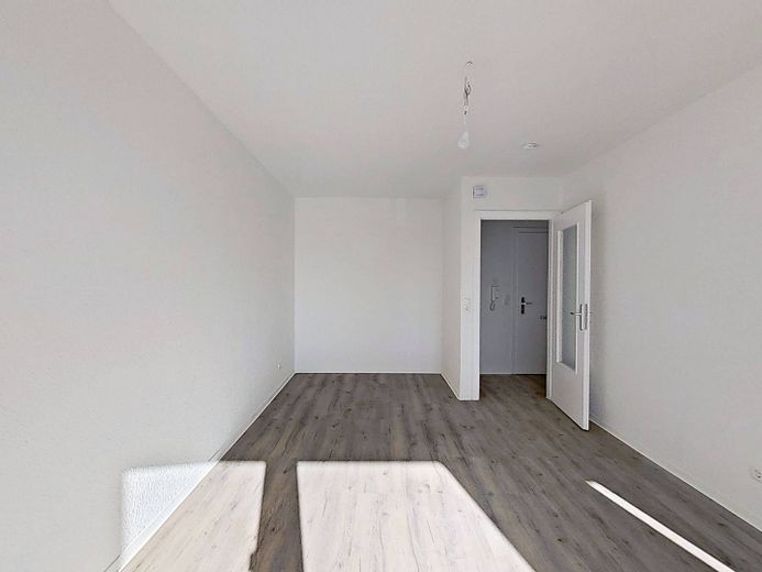 Ein warmes Zuhause beginnt mit einer kühlen Ersparnis: Moderne 1-Zimmer-Wohnung mit EBK und großem BALKON – Ansicht II: Wohn- und Schlafb…