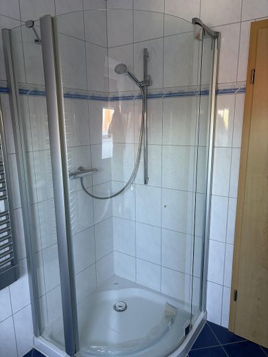 Großzügige Maisonette-Wohnungmit Balkon und eigenem Garten – Bad DG