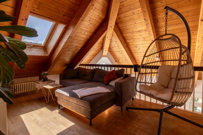 Provisievrij: 4-kam.-galerij-maisonnette, bovenste verdieping, balkon & ondergrondse garage-Geretsried-Stein – Holz und Gallerie