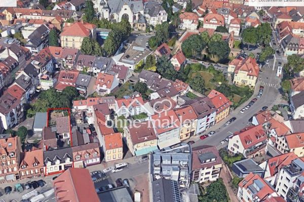 Приваблива земельна ділянка з двоквартирним будинком і численними господарськими будівлями