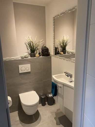 120 m² Familienwohnung mit XXL-Balkon, Doppelgarage, Wallbox, nahe Ingolstadt – Gäste WC