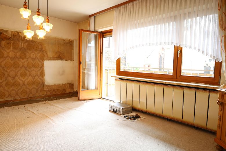 139 qm | 7 Zimmer | 2 Balkone | Reihenendhaus für 125.000 € – 1. OG Wohnzimmer Foto 1