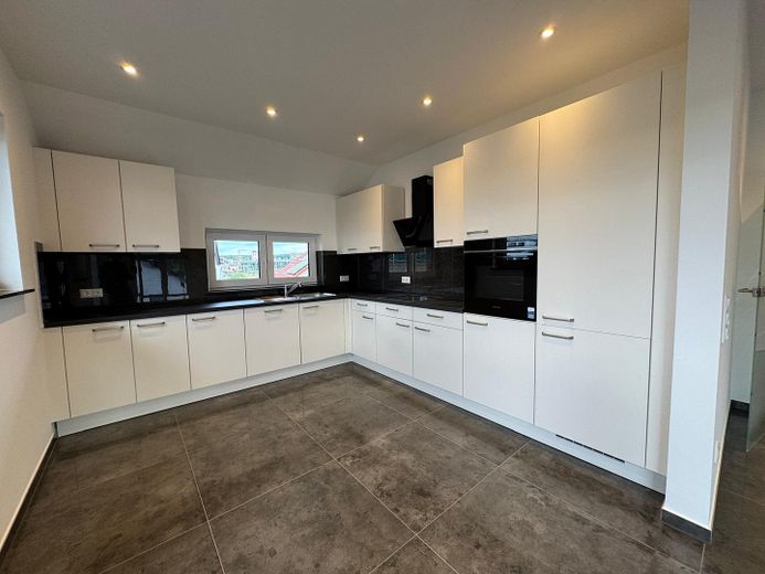 Moderne 9-Zimmer-Neubauwohnung mit ca. 235 m², zwei Küchen und zwei Balkonen in Rodenbach – फोटो 6