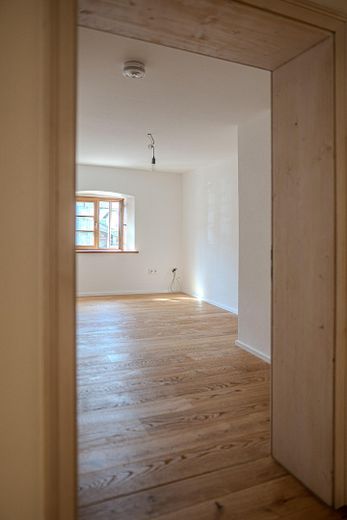 Einzigartiges Bauernhaus 1482 – Luxus-Sanierung & Erstbezug – Büro