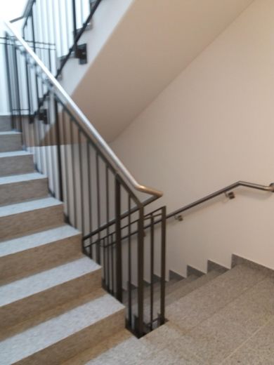 Herrliche 2-Zimmerwohnung im Betreuten Wohnen / Gute Kapitalanlage oder Selbstnutzung – Treppenhaus (Beispiel)