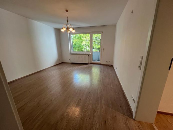 Bad Homburg'da komisyonsuz, ankastre mutfak ve balkon dahil aydınlık 3 odalı daire – sahibinden – Wohnzimmer