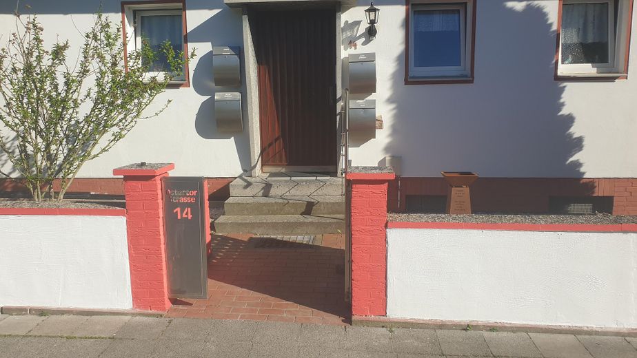 charmante Wohnung in Sarstedt mit Terasse 100 qm – Hauseingang