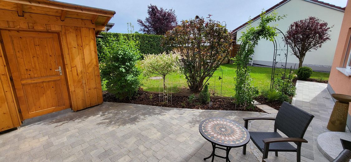 Sonnige Aussichten für die ganze Familie – modernes Einfamilienhaus mit Gartenflair – Terasse 2