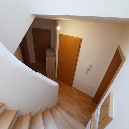 provisionsfreie Doppelhaushälfte – Treppenhaus
