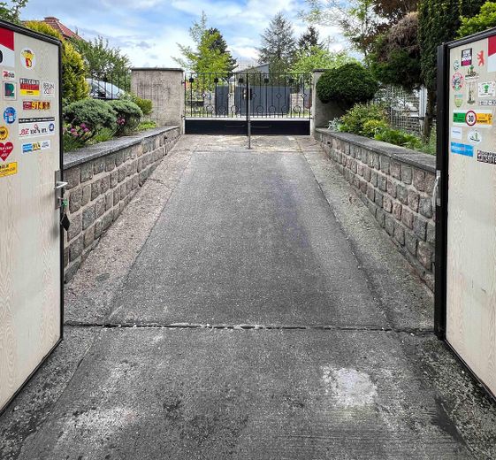 Einfamilienhaus in attraktiver Lage von Berlin-Hohenschönhausen – Ausfahrt Garage