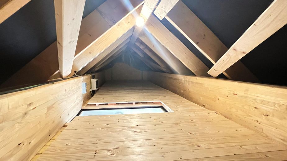 Ruhe mit Blick über Felder: Exklusives wohngesundes Plusenergie-Doppelhaus, S-Bahn fußläufig – Spitzboden als Abstellraum