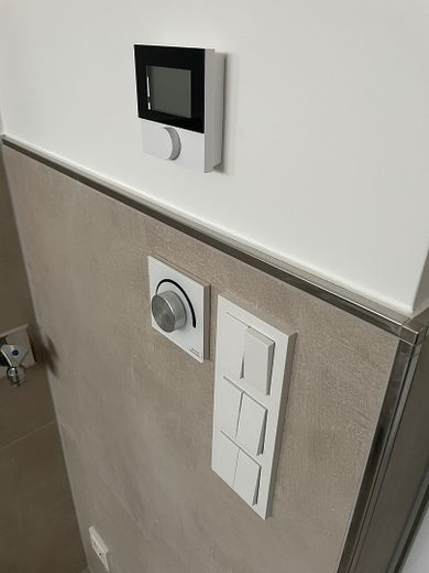 Atractiva casa adosada de esquina, clase energética A, vivienda multigeneracional con gran jardín y 2 garajes – Foto 4