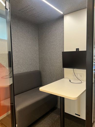 Helle, moderne Büroflächen in Berlin-Weißensee - vom Einzeltisch bis zur eigenen Etage – Telefonbox