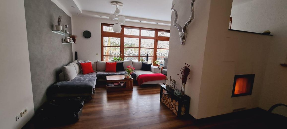 Maison pour 1 à 2 familles + appartement indépendant – Wohnzimmer EG