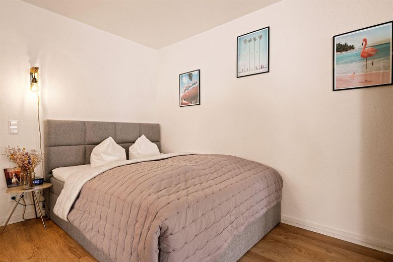 Tymczasowe zamieszkanie nad Jeziorem Bodeńskim: umeblowane mieszkanie 1-pokojowe, 1.000 € z opłatami, plaża w zasięgu spaceru – Schlafzimmer