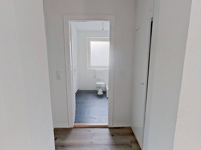Moderne 2-Zimmer-Wohnung mit BALKON und einer durchdachten Raumaufteilung – Ansicht II: Flur
