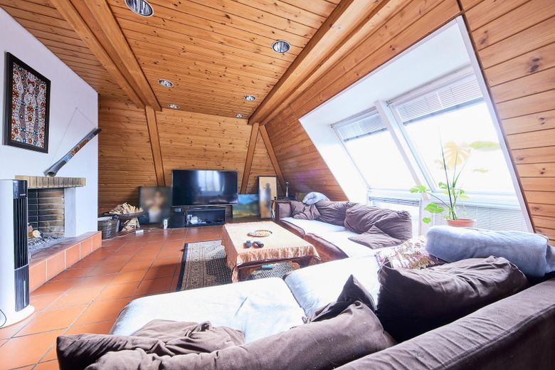 Простора дворівнева мансардна квартира в центрі Герренберга – Wohnzimmer