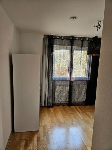 Schöne, ruhige und helle 3-Zimmerwohnung gegenüber Skyline Plaza – Kinderzimmer