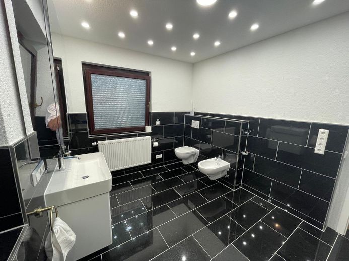 One max. two-person apartment, €980 cold rent, non-smokers, Böblingen centre – Bad 1